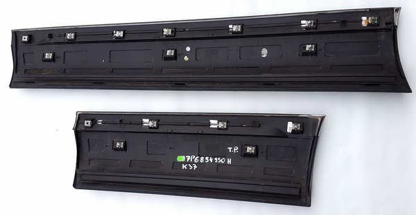 VW Touareg 7P listwa przód przednia prawa 7P6854940H