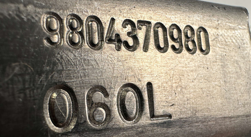 Citroen C3 C4 Cactus wposrnik błotnika przód lewy 9804370980 NOWY ORYGINAŁ