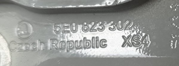 Skoda Octavia III zawias maski prawy 5E0823302