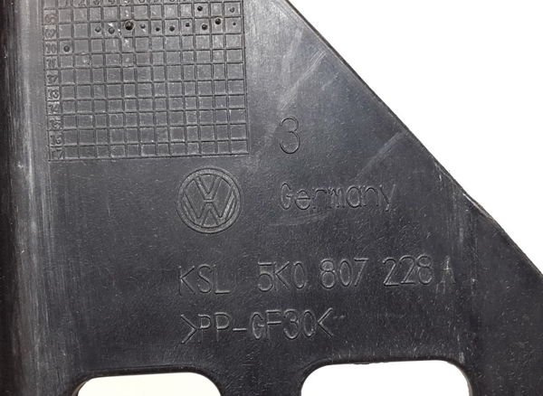 VW Golf V uchwyt slizg lampy prawy 5K0807228