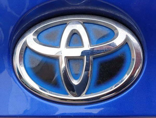 Toyota CH-R listwa blenda emblemat klapy tył 