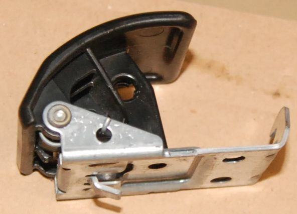 Mitsubishi Space Star dźwignia otwierania maski