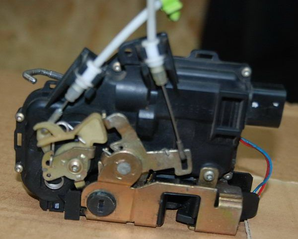 Audi A6 1997 zamek TYLNY LEWY 9-PIN