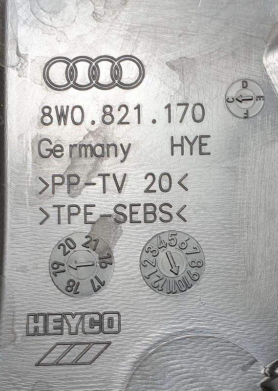 Audi A4 B9 osłona listwa błotnika przód prawa 8W0821170