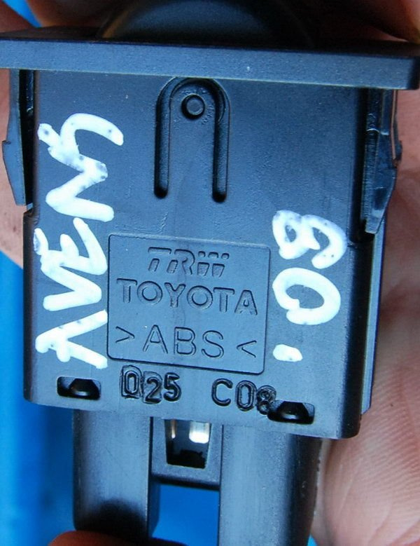 Toyota Avensis przełącznik regulacji świateł