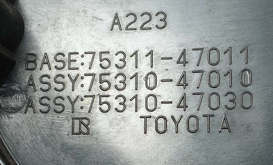 Toyota Prius III emblemat znaczek przód 75311-47011