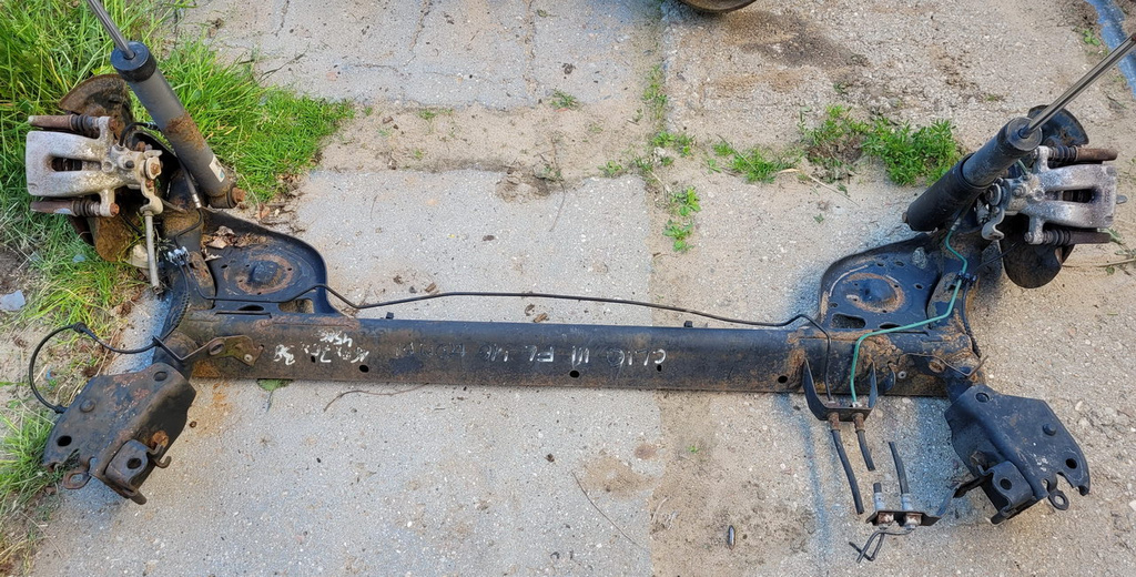 Renault Clio III Kombi belka zawieszenia tył z zaciskami