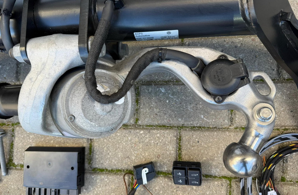 VW Touareg III 760 hak elektryczny 760803881E moduł przycisk wiązki ZESTAW