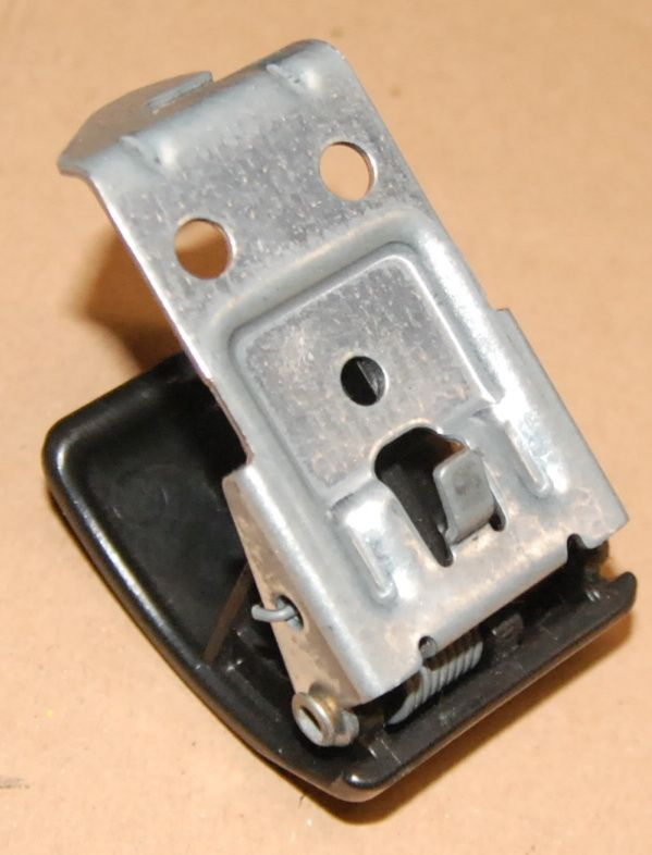 Mitsubishi Space Star dźwignia otwierania maski